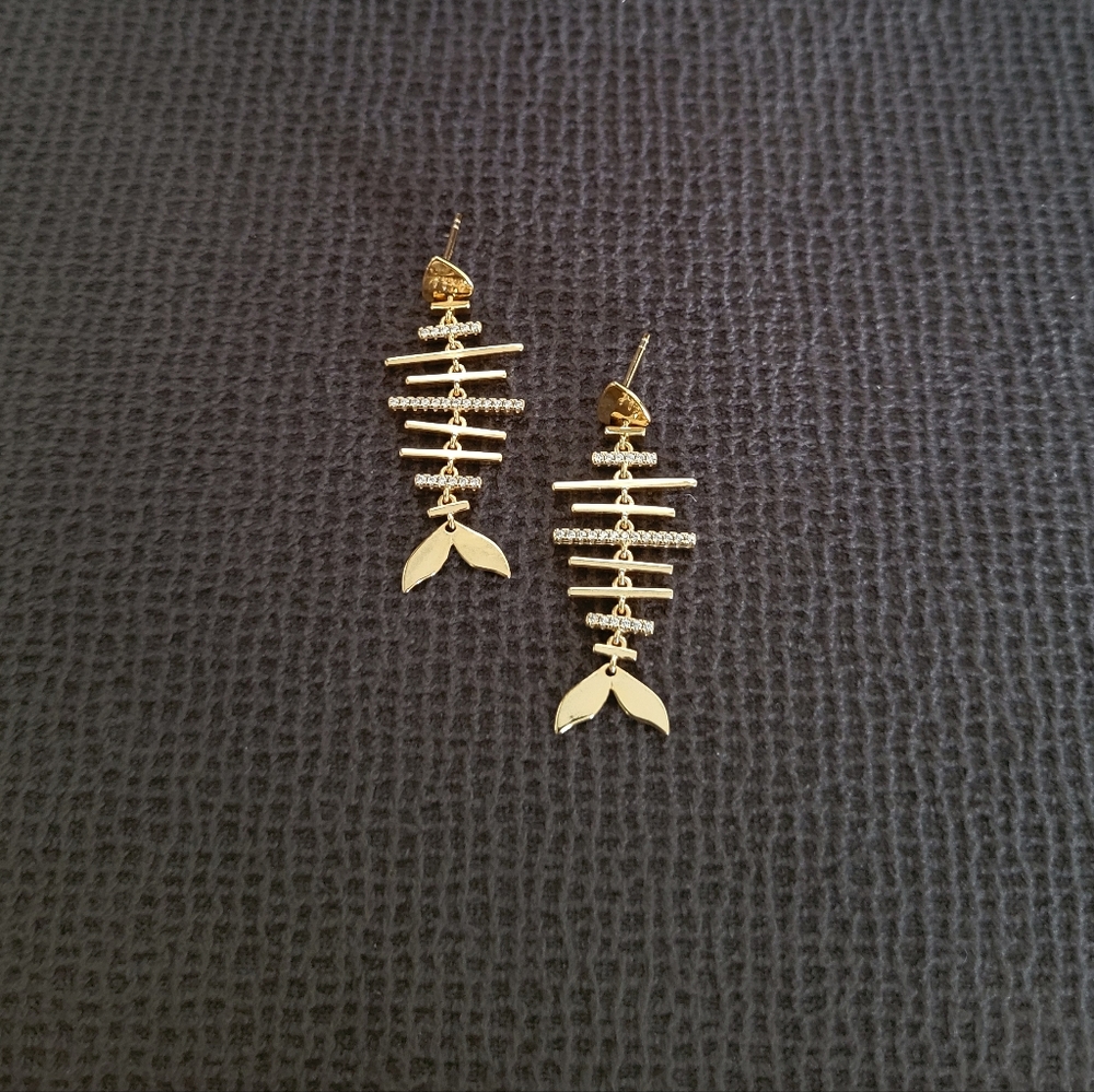 Rachel Zoe Gold💛 Fish🐠 Bone🦴 Earrings - NIB - Picture 11 of 15